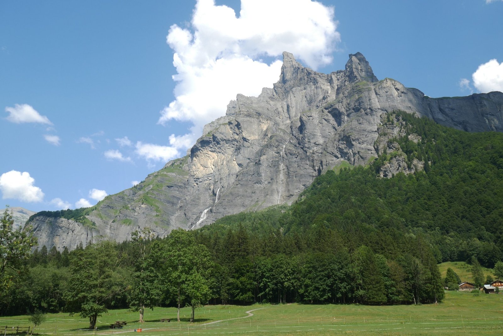 Découvrez Sixt-Fer-à-Cheval près de Samoëns : Cirque du Fer-à-Cheval, Cascade du Rouget, météo en montagne, balades, patrimoine et conseils pour réussir votre sortie.