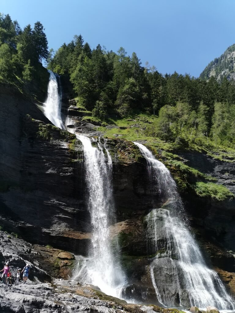 Découvrez la Cascade du Rouget à Sixt-Fer-à-Cheval, près de Samoëns
