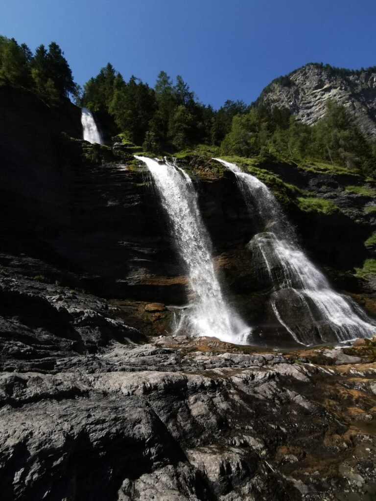 Envie d’une sortie nature en été près de Samoëns ? Direction la Cascade du Rouget à Sixt-Fer-à-Cheval, un site spectaculaire à découvrir dans la vallée du Giffre.
