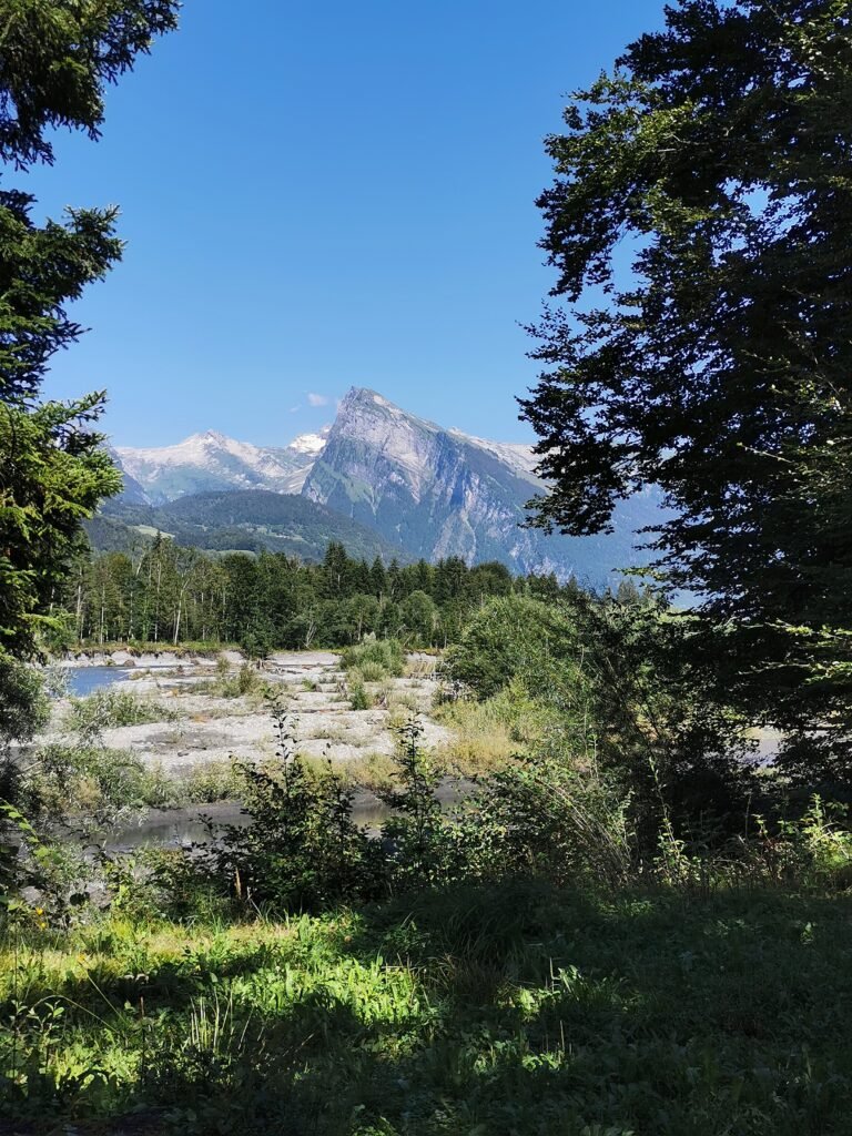 Comprendre la météo en montagne avant une sortie à Samoëns : orages, chaleur, vent, altitude, conseils pratiques et bons réflexes pour profiter de la vallée du Giffre.